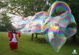 Animación con pompas de jabón Barcelona, taller burbujas gigantes